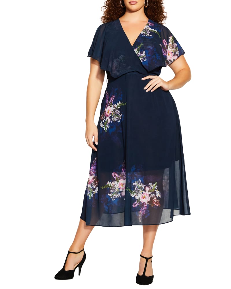 Front of a model wearing a size XXS MAXI AMY in Navy Painterlilly Blossom by City Chic. | dia_product_style_image_id:266061